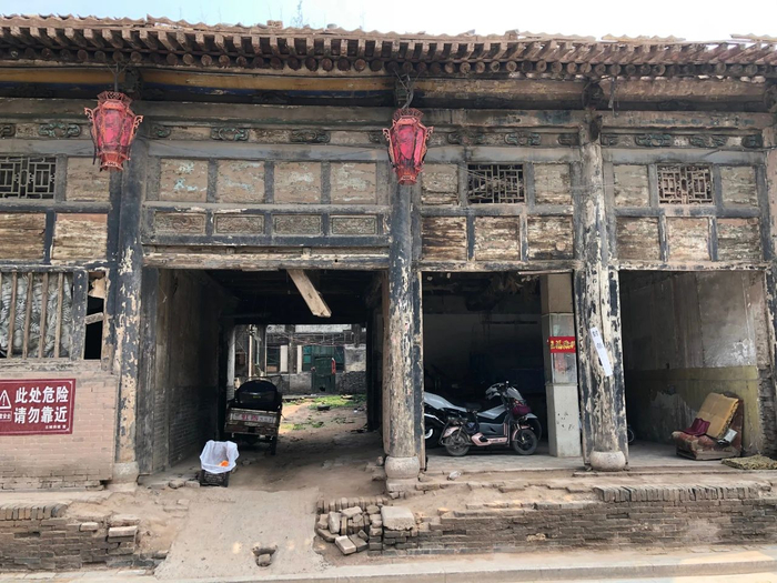 平遥古城内部分涉事住宅已被贴上封条，封条落款为平遥县人民政府。《财经》记者 刘经宇/摄