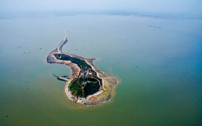 中国首批重点开发的176个“无人岛”之一的秦山岛。秦山岛是江苏为数不多的近岸海岛，距离连云港市赣榆滨海新城区约8公里，面积约0.19平方公里，岸线长度约2.8公里。图/中新