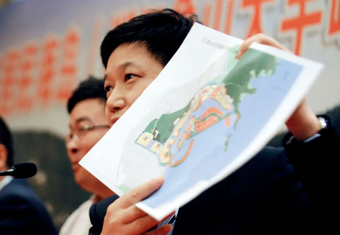  2011年11月11日，中国首个无居民海岛拍卖——浙江宁波象山大羊屿岛使用权出让拍卖会在浙江宁波举行。当地政府部 门工作人员展示大羊屿岛开发规划图。图/新华