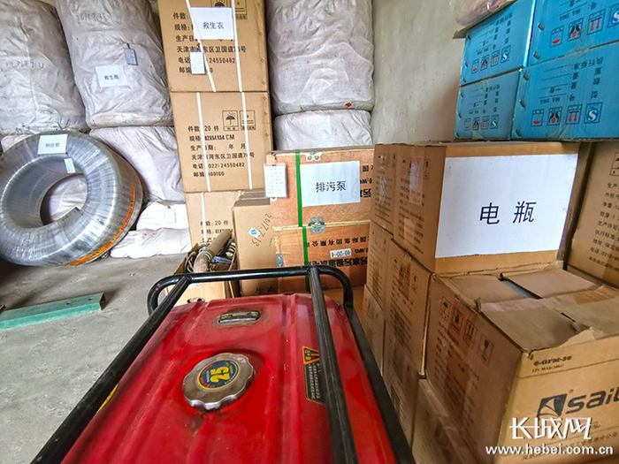 仓库内的防汛物资。长城网记者 李皓 摄