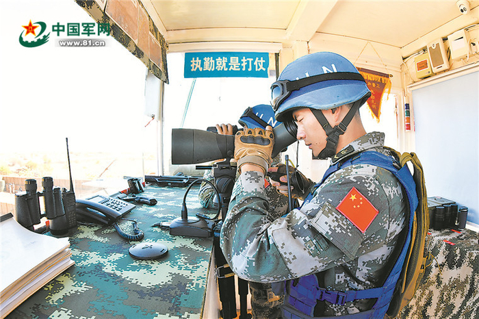 中国第7批赴马里维和警卫分队负责加奥超营外围所有哨位的警戒防卫任务，官兵荷枪实弹，严阵以待。解放军报特约记者 孙伯语摄
