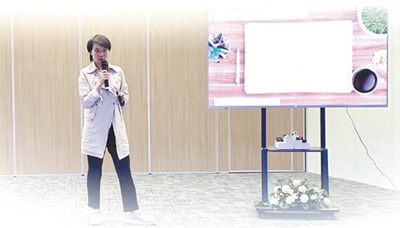 张淑玲在开展心理讲座。