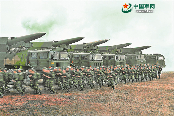 发射架下，火箭军某旅官兵闻令而动，时刻保持敢打必胜的先锋本色。刘明松摄