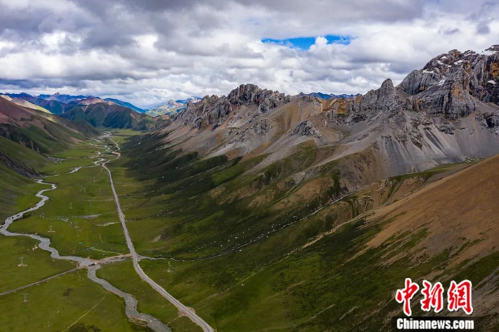 西藏自治区那曲市嘉黎县风光。中新社记者 何蓬磊 摄