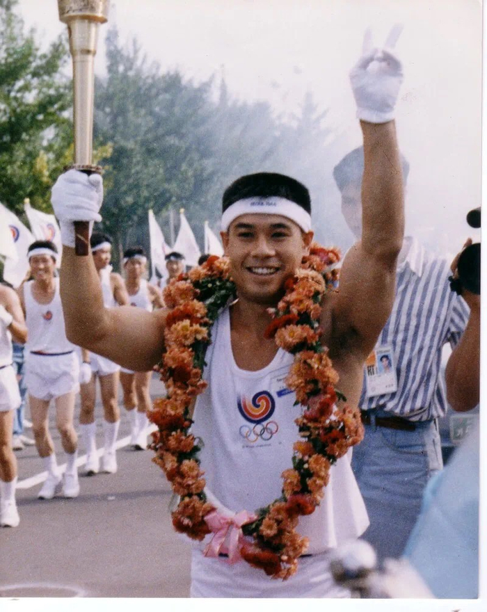 ▲1990年，李宁参与亚运会火炬传递。