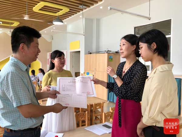 福建省厦门市纪委监委通过“党风政风监督台”微信公众号，收集阻碍企业发展问题线索，督促部门履职。图为市纪委监委党风室干部（右一）和党风政风监督员（右二）到民办学校实地了解遇到的相关问题。薄洁 摄