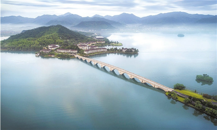 晨曦中的余姚四明湖