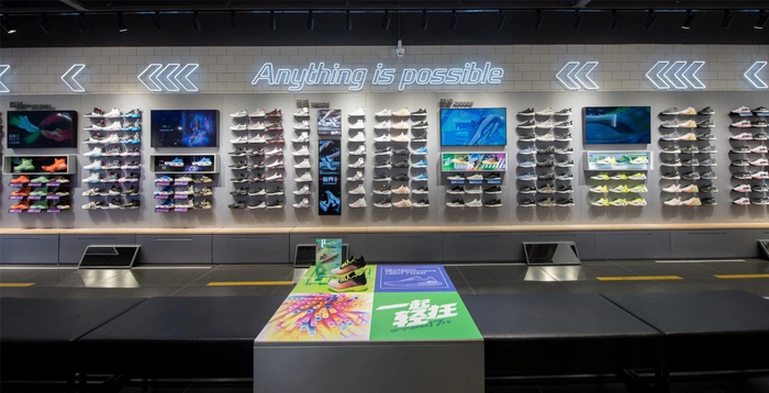 ▲柳州万象城李宁全品类标杆店里的鞋。