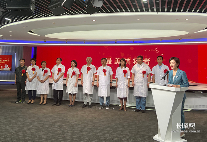 “最美抗疫者”获奖者代表上台领奖。长城网记者 靳晓丹 摄