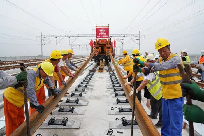 ▲铺轨车进行铺轨作业