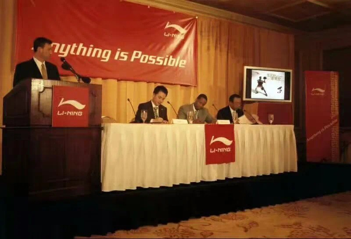 ▲2006年1月，李宁签约达蒙·琼斯，成为第一个与NBA现役外籍球员签约的本土品牌。