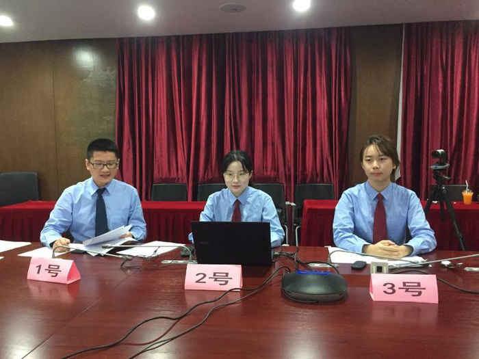 上图为税税平安队参赛选手在比赛现场