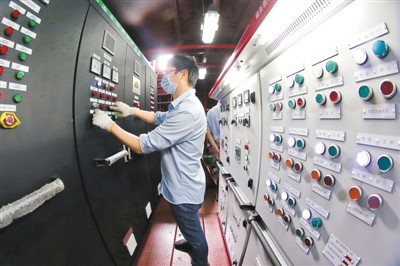 长江流域千吨级纯电动货船“中天电运001”号在江苏常州试航。图为工作人员在测试货船内的电力控制系统。　　陈 暐摄（人民视觉）