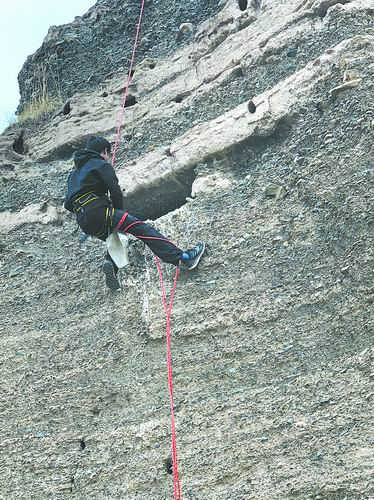 ▲工作人员在三江源国家公园攀岩查巢