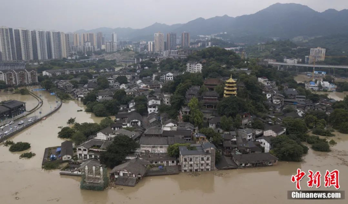 图为千年古镇磁器口被淹，景区已于18日晚紧急关闭，暂停接待游客。周毅 摄