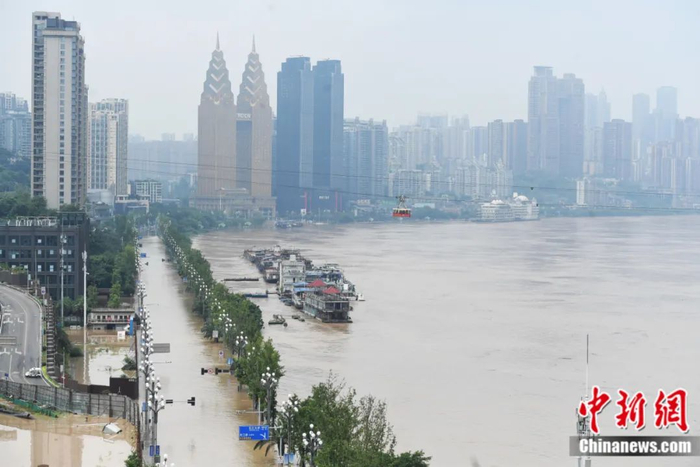 图为长江洪水淹没重庆南滨路，沿线商铺全部关闭。陈超