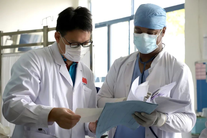 ▲8月17日，中国第21批援埃塞俄比亚医疗队医生赵辉和当地医生一起查看病人资料。新华社发（迈克尔·特韦尔德 摄）