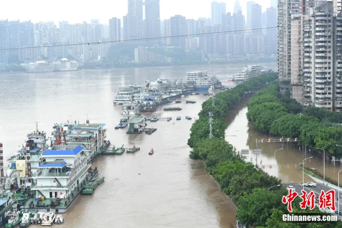 图为长江洪水淹没重庆南滨路，沿线商铺全部关闭。周毅 摄