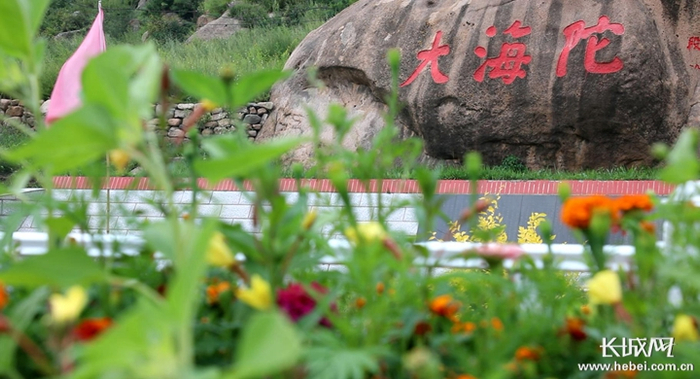 大海陀村东的巨石见证了海陀儿女开展的艰苦卓绝的斗争 长城网记者 李相伯 摄