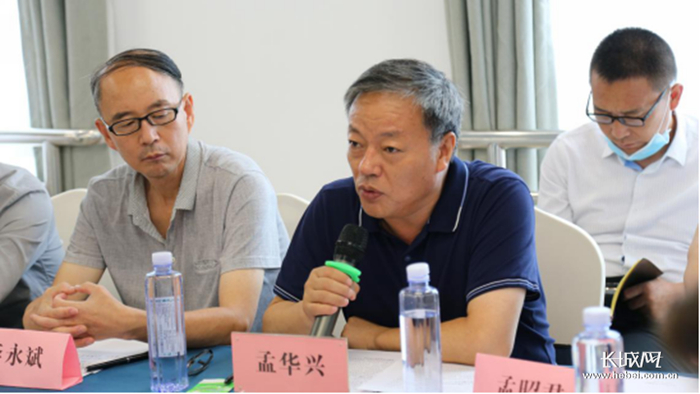 孟华兴教授在河北省商业经济学会直播电商专业委员会成立大会上发言。