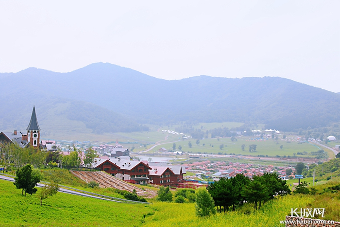 位于闫家坪村的海陀小镇成为旅游度假胜地 长城网记者 李相伯 摄