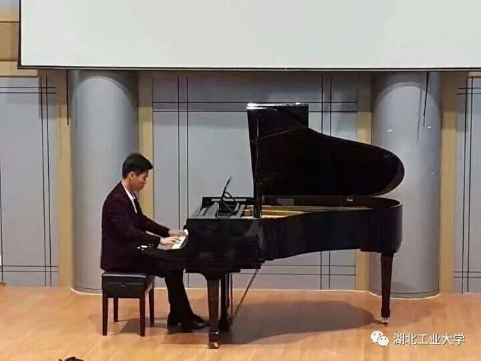 △熊厚博，2017级电气工程及其自动化专业学生。