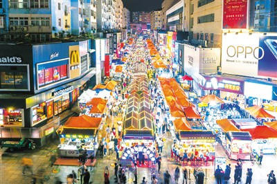 山东青岛台东步行街夜市人头攒动。　　丁俊豪摄（人民图片）