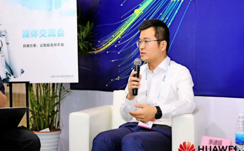 图，张迪煊接受媒体采访