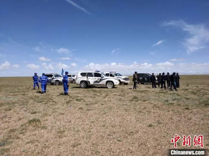 图为在可可西里无人区清水河流域发现了失联女孩的衣物。青海省海西州蓝天应急救援中心供图