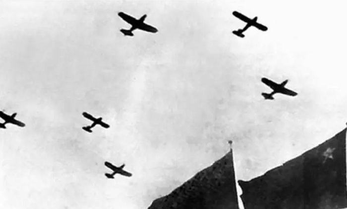 　1949年10月1日接受检阅的飞机