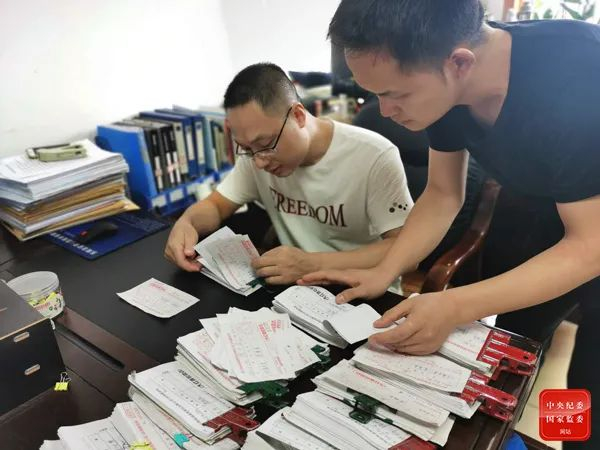  东阳市纪委监委工作人员正在清点核对涉案“烟票”