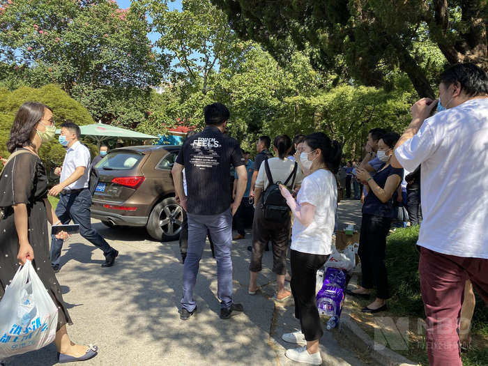 进场后的等待 每经记者 郑洁 摄