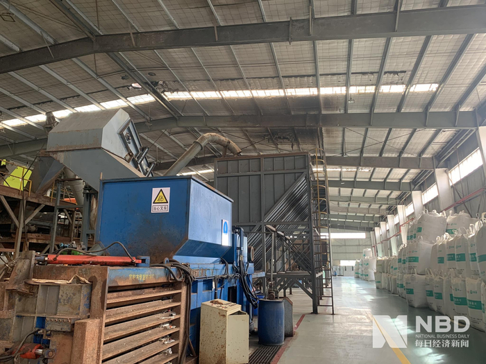 废弃塑料瓶经加工之后成为塑料切片或颗粒 每经记者 李彪 摄