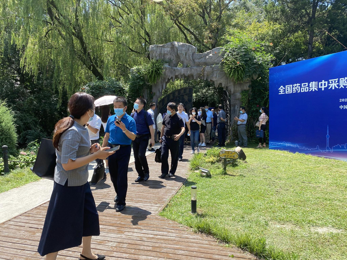 报价结束后医药代表依次出来 每经记者 郑洁 摄