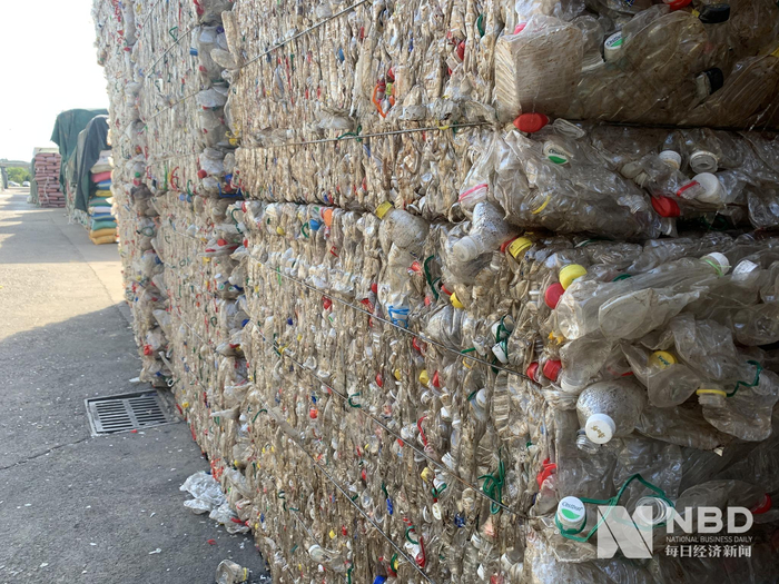 威立雅华菲厂房外堆积的回收塑料瓶&nbsp; 每经记者 李彪 摄