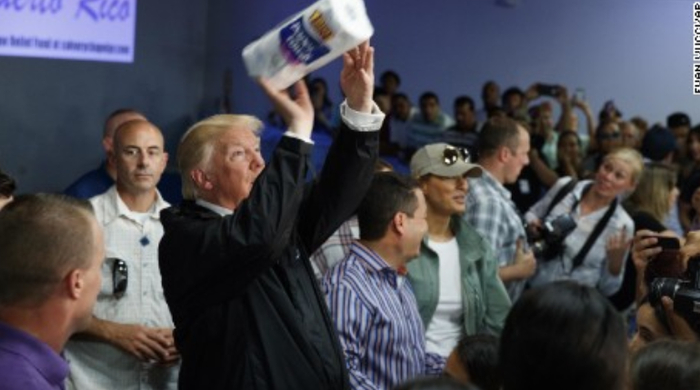 特朗普2017年10月份访问波多黎各时 向民众投掷卫生纸 图源：CNN视频截图