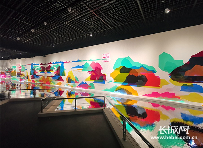 展厅内特别设计的现代艺术作品《无疆》。长城网记者 张博纳 摄
