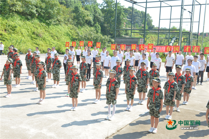 以家庭为单位的国防教育亲子体验活动军味浓厚