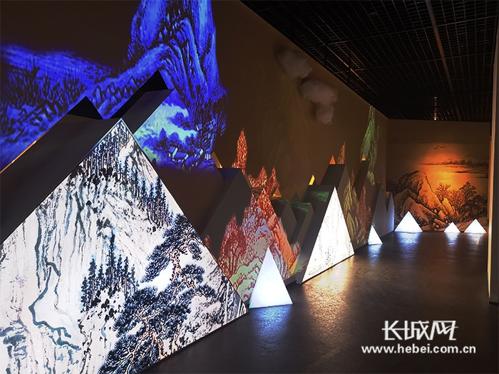 展厅内运用照明灯箱和数字投影呈现山水画作品的细节。长城网记者 张博纳 摄