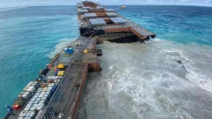 该船断裂成两截，船体开始缓慢下沉。