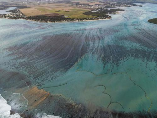  ▲这是8月16日在毛里求斯航拍的日本货船“若潮”号和漫延在海上的油污。 | 新华社