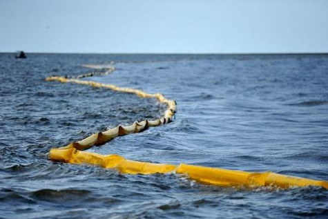 △围油栏组织原油扩散