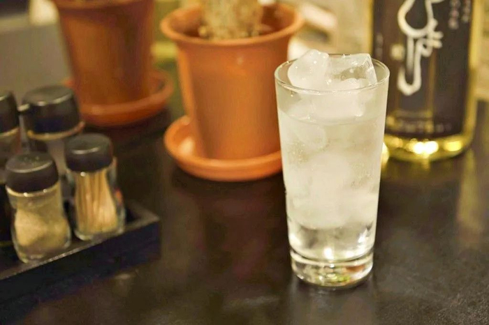 △日本餐厅的基本修养是给你一杯加冰块的水/unsplash