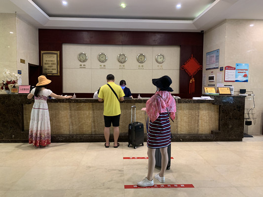 接待服务中心为高考阅卷老师办理入住手续