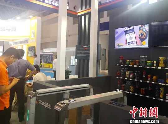 资料图：“拿了就走”的无人便利店。刘贤 摄 