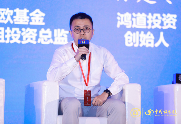 　　中欧基金成长组投资总监周应波在圆桌论坛上发言