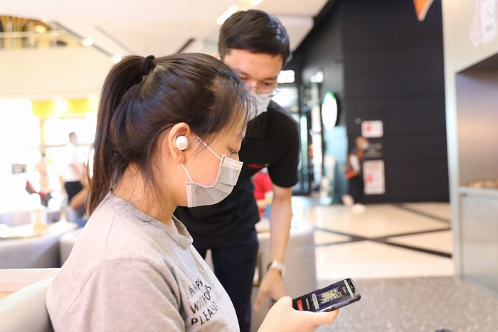 东风出行员工在商圈推介东风出行APP