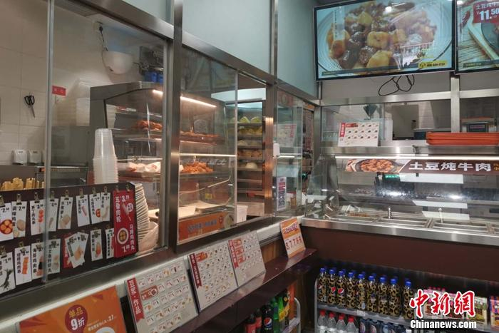 图为北京一家便利店熟食区。 谢艺观 摄 