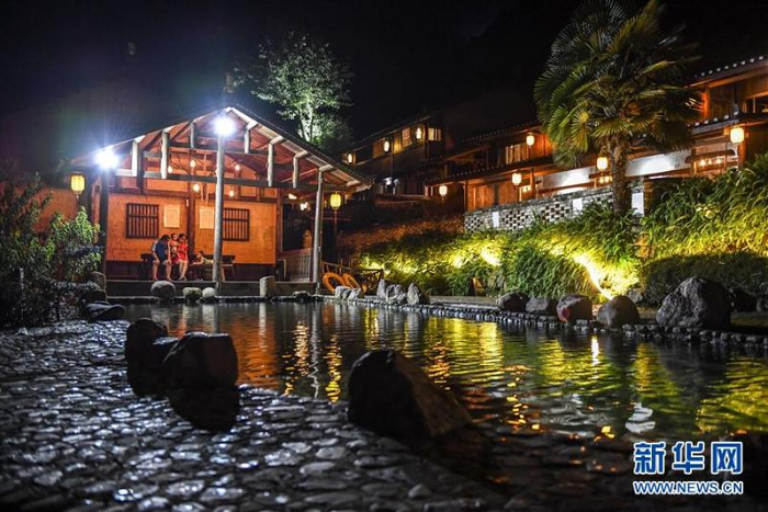 游客在广西金秀县六巷乡的一处民宿内休闲（7月10日摄）。  新华社记者 曹祎铭 摄