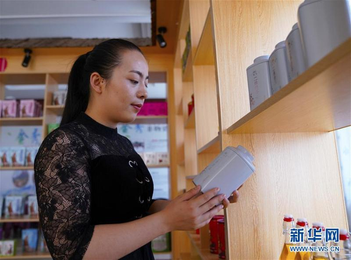 “90后”电商创业人汪云贵在广西金秀县电子商务服务中心内检查商品（7月22日摄）。新华社记者 杨驰 摄